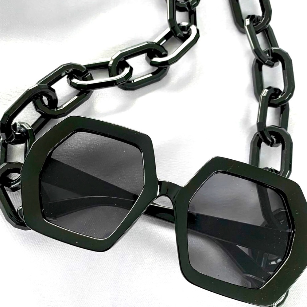 Black sunglasses with the chain